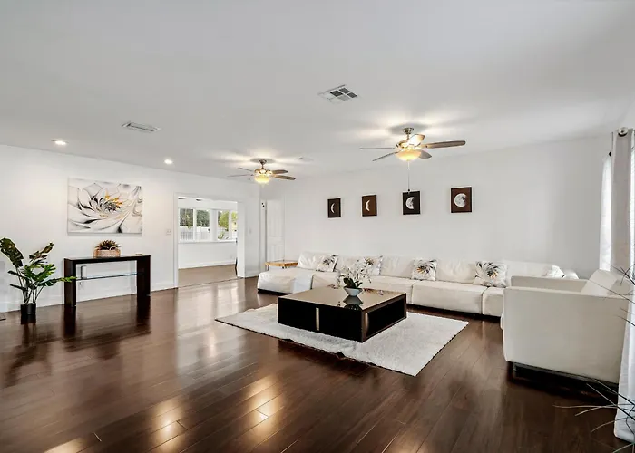Gorgeous Open Concept 4 Bedroom With Heated Pool And Lounge Area
