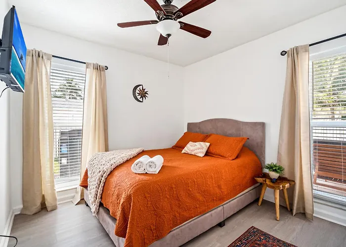 Gorgeous Open Concept 4 Bedroom With Heated Pool And Lounge Area