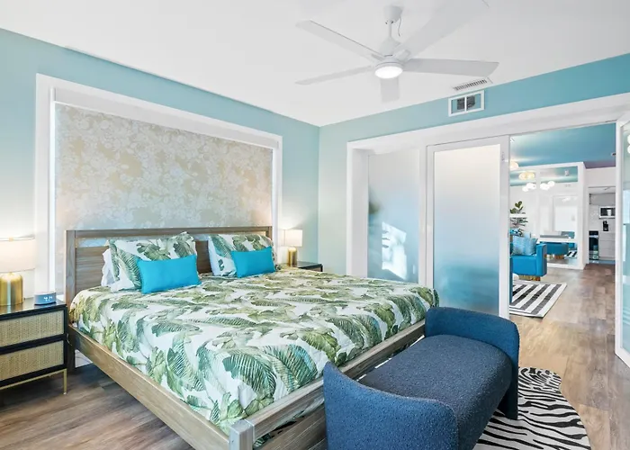 Palms Retreat! Giant Heated Pool-Hottub-Firepit-5Min2Beach-Pets-Ev Chgr